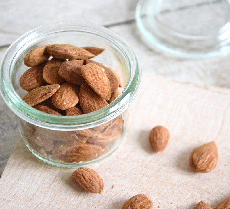 gros plan ethiquable amandes-entieres-grillees-sans-sel-tunisie-equitable-bio